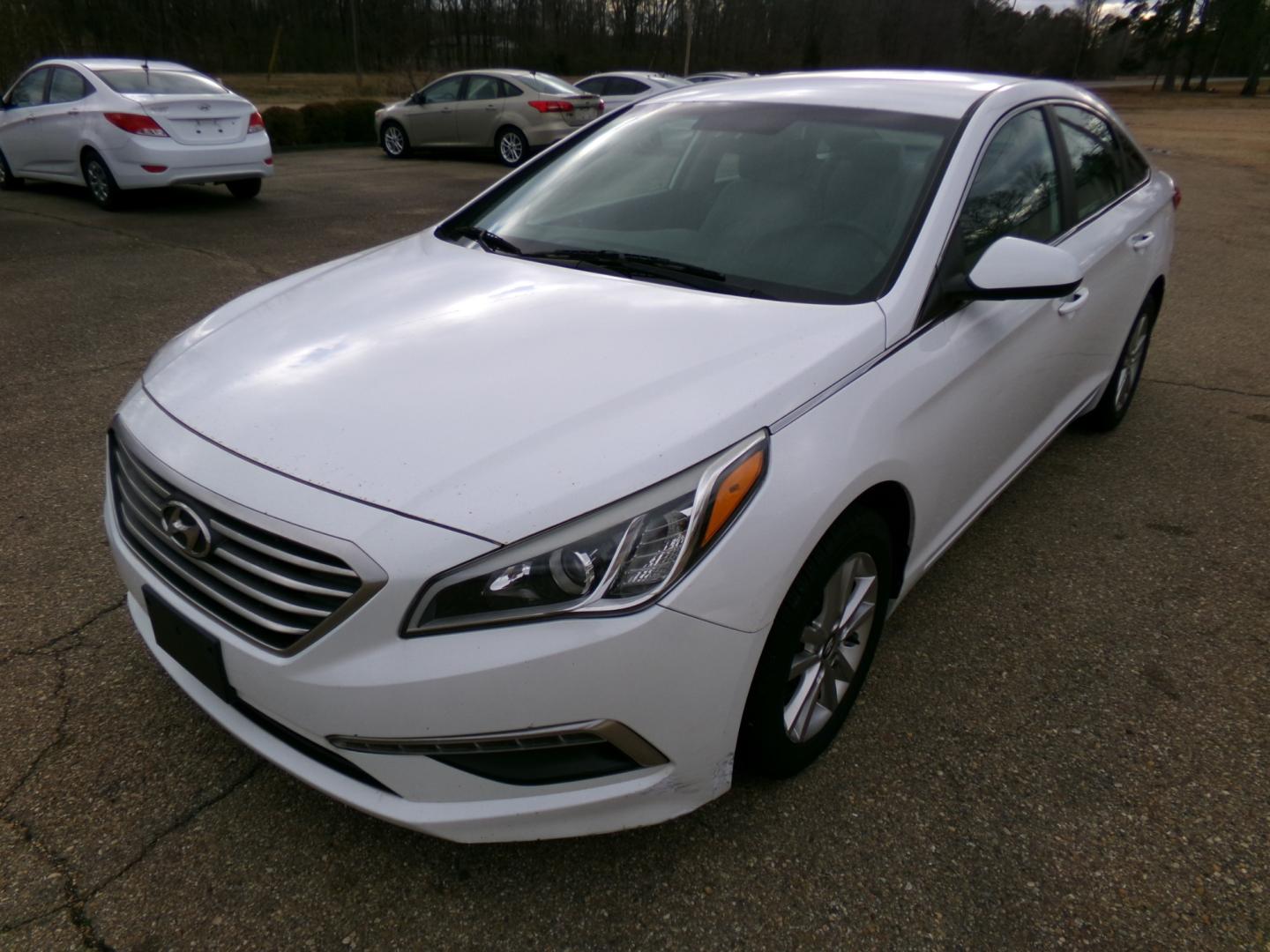 2015 White /Gray Hyundai Sonata ECO (5NPE24AF6FH) with an 1.6L L4 DOHC 16V engine, 7-Speed Automatic transmission, located at 401 First NE, Bearden, AR, 71720, (870) 687-3414, 33.726528, -92.611519 - Photo#0